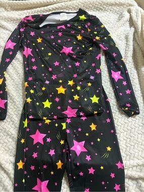 Black leggings and long sleeve with stars on them #bedtime #goingout